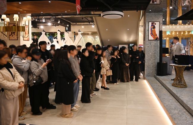 보람컨벤션은 행사 계약 고객을 대상으로 대형TV,건조기 등 경품을 제공해 큰 호응을 얻었다. 사진은 초대전에서 경품추첨식이 진행되는 모습. / 사진제공=보람그룹