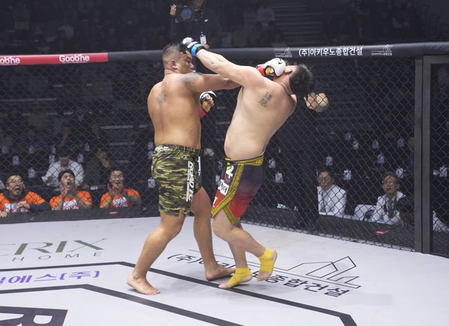 로드FC입식1호 파이터인‘국내 입식 헤비급 최강’이호재(29,평택 팀 던전)가‘명승사자’명현만(41)을 콜아웃했다. / 로드FC
