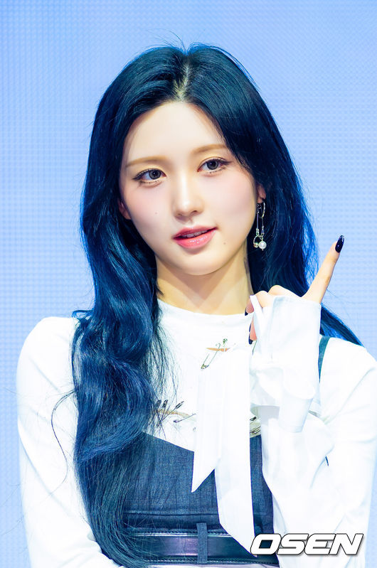 [OSEN=민경훈 기자] 23일 오후 서울 자양동 예스24 라이브홀에서 그룹 아이브(IVE) 정규 2집 'REVIVE+' 발매 기념 미디어 쇼케이스가 진행됐다.정규 2집 '리바이브 플러스'는 단순한 리셋이나 변화 선언이 아닌 재점화에 가까운 앨범이다. 그동안 '나'를 중심으로 '자기 확신'의 서사를 쌓아온 아이브는 이번 앨범에서 그 시선을 '우리'로 확장하며, 관계와 연결에 대한 이야기를 본격적으로 펼친다. 아이브와 대중이 만나 '우리'가 되는 구조로 서사를 넓히며, 현재의 자리에서 더 많은 방향으로 나아갈 수 있다는 자신감을 선명하게 드러낸다.아이브 가을이 무대 위에서 포즈를 취하고 있다. 2026.02.23 / rumi@osen.co.kr