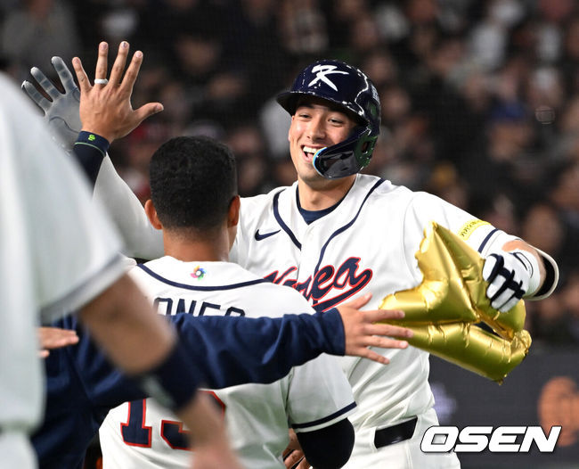[OSEN=도쿄(일본), 손용호 기자] 5일 일본 도쿄돔에서 월드베이스볼클래식(WBC) 조별리그 C조 한국과 체코의 경기가열렸다.한국은 소형준, 체코는 다니엘 파디샥을 선발투수로 내세웠다.2006년 4강, 2009년 준우승을 차지한 경험이 있는 한국은 이후 3개 대회(2013년, 2017년, 2023년)에서 모두 8강 토너먼트 진출에 실패했다. 이번 대회에서는 17년 만에 본선 토너먼트 진출을 노린다.3회말 1사에서 한국 셰이 위트컴이 좌월 솔로 홈런을 치고 홈에서 동료들과 환호하고 있다. 2026.03.05/spjj@osen.co.kr