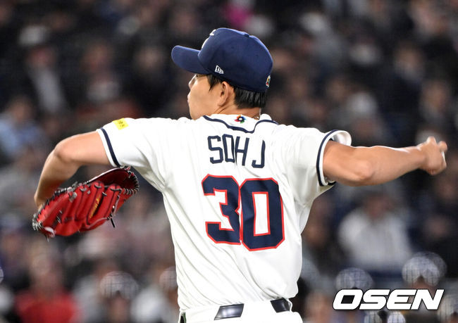 [OSEN=도쿄(일본), 손용호 기자] 5일 일본 도쿄돔에서 월드베이스볼클래식(WBC) 조별리그 C조 한국과 체코의 경기가열렸다.한국은 소형준, 체코는 다니엘 파디샥을 선발투수로 내세웠다.2006년 4강, 2009년 준우승을 차지한 경험이 있는 한국은 이후 3개 대회(2013년, 2017년, 2023년)에서 모두 8강 토너먼트 진출에 실패했다. 이번 대회에서는 17년 만에 본선 토너먼트 진출을 노린다.1회초 무사에서 한국 선발투수 소형준이 역투하고 있다. 2026.03.05/spjj@osen.co.kr