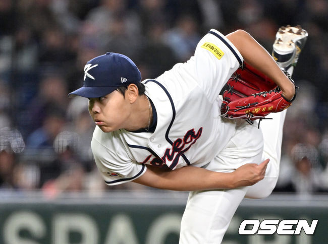 [OSEN=도쿄(일본), 손용호 기자] 5일 일본 도쿄돔에서 월드베이스볼클래식(WBC) 조별리그 C조 한국과 체코의 경기가열렸다.한국은 소형준, 체코는 다니엘 파디샥을 선발투수로 내세웠다.2006년 4강, 2009년 준우승을 차지한 경험이 있는 한국은 이후 3개 대회(2013년, 2017년, 2023년)에서 모두 8강 토너먼트 진출에 실패했다. 이번 대회에서는 17년 만에 본선 토너먼트 진출을 노린다.1회초 무사에서 한국 선발투수 소형준이 역투하고 있다. 2026.03.05/spjj@osen.co.kr