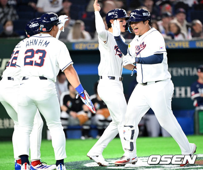 [OSEN=도쿄(일본), 손용호 기자] 5일 일본 도쿄돔에서 월드베이스볼클래식(WBC) 조별리그 C조 한국과 체코의 경기가열렸다. 1회말 1사 만루에서 한국 문보경이 우중월 만루 홈런을 치고 홈에서 동료들과 환호하고 있다. 2026.03.05/spjj@osen.co.kr