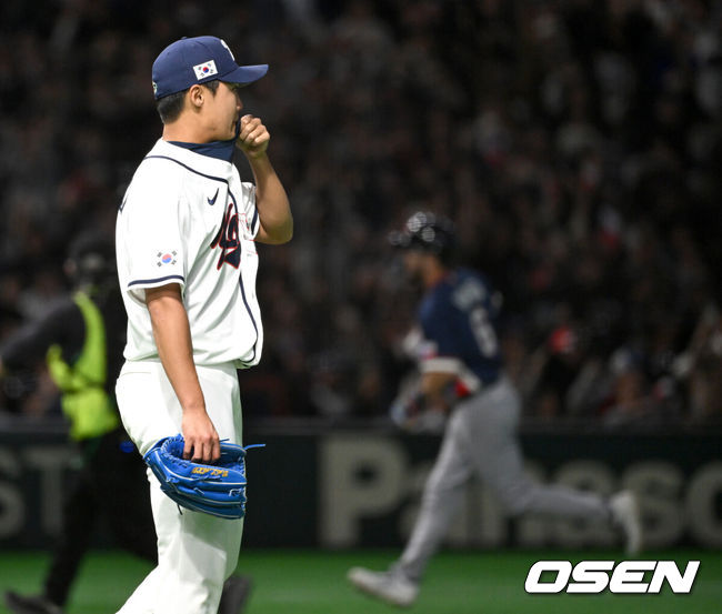 [OSEN=도쿄(일본), 손용호 기자] 5일 일본 도쿄돔에서 월드베이스볼클래식(WBC) 조별리그 C조 한국과 체코의 경기가열렸다.한국은 소형준, 체코는 다니엘 파디샥을 선발투수로 내세웠다.2006년 4강, 2009년 준우승을 차지한 경험이 있는 한국은 이후 3개 대회(2013년, 2017년, 2023년)에서 모두 8강 토너먼트 진출에 실패했다. 이번 대회에서는 17년 만에 본선 토너먼트 진출을 노린다.5회초 1사 1,2루에서 한국 정우주가 체코 테린 바브라에게 스리런 홈런을 허용하고 아쉬워하고 있다. 2026.03.05/spjj@osen.co.kr