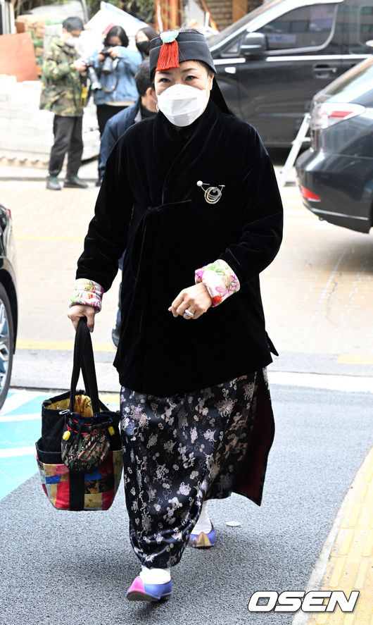 [OSEN=조은정 기자] 제20대 대통령선거 사전투표가 4일부터 이틀간 전국3552개 사전투표소에서 일제히 시작됐다.<br /><br />디자이너 박술녀가 서울 강남구 청담주민센터에 마련된 제20대 대통령선거 사전투표소로 향하고 있다. 2022.03.04 /cej@osen.co.kr