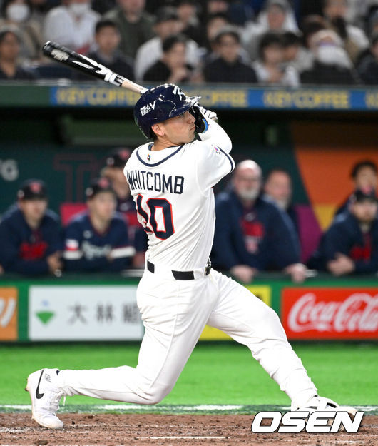 [OSEN=도쿄(일본), 손용호 기자] 5일 일본 도쿄돔에서 월드베이스볼클래식(WBC) 조별리그 C조 한국과 체코의 경기가열렸다.한국은 소형준, 체코는 다니엘 파디샥을 선발투수로 내세웠다.2006년 4강, 2009년 준우승을 차지한 경험이 있는 한국은 이후 3개 대회(2013년, 2017년, 2023년)에서 모두 8강 토너먼트 진출에 실패했다. 이번 대회에서는 17년 만에 본선 토너먼트 진출을 노린다.5회말 1사 1루에서 한국 셰이 위트컴이 좌월 투런 홈런을 치고 있다. 2026.03.05/spjj@osen.co.kr