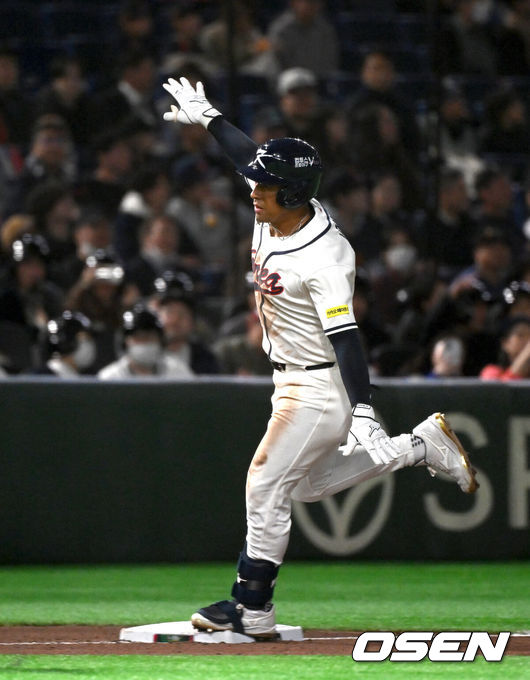 [OSEN=도쿄(일본), 손용호 기자] 5일 일본 도쿄돔에서 월드베이스볼클래식(WBC) 조별리그 C조 한국과 체코의 경기가열렸다.한국은 소형준, 체코는 다니엘 파디샥을 선발투수로 내세웠다.2006년 4강, 2009년 준우승을 차지한 경험이 있는 한국은 이후 3개 대회(2013년, 2017년, 2023년)에서 모두 8강 토너먼트 진출에 실패했다. 이번 대회에서는 17년 만에 본선 토너먼트 진출을 노린다.8회말 2사에서 한국 저마이 존스가 좌월 솔로 홈런을 치고 환호하고 있다. 2026.03.05/spjj@osen.co.kr
