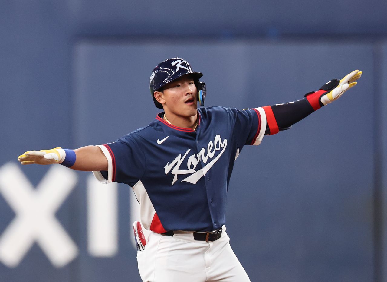 지난 3일 오릭스와의 평가전에서 홈런을 치고 '비행기 세리머니'를 하는 안현민. 연합뉴스