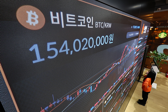 지난해 11월 6일 서울 서초구 빗썸 라운지 강남점 전광판에 비트코인을 비롯한 암호화폐 시세가 표시되고 있다. 김종호 기자
