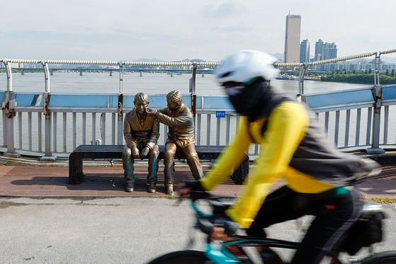 서울 마포대교에서 시민이 '한번만 더 동상' 앞을 지나고 있다. 뉴스1