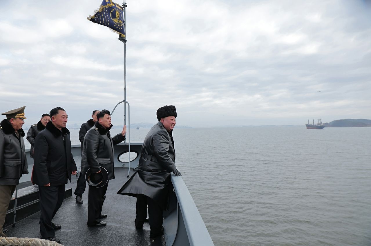 김정은 북한 국무위원장이 지난 4일 취역을 앞둔 5000t급 신형 구축함인 ‘최현호’에 오른 모습. 노동신문, 뉴스1