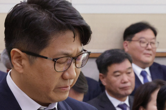 문지석 광주지검 부장검사가 지난해 10월 23일 서울 여의도 국회 법제사법위원회에서 열린 서울고등검찰청·서울중앙지방검찰청 등에 대한 국정감사에서 의원 질의에 답변하고 있다. 오른쪽은 엄희준 광주고검 검사.  뉴스1