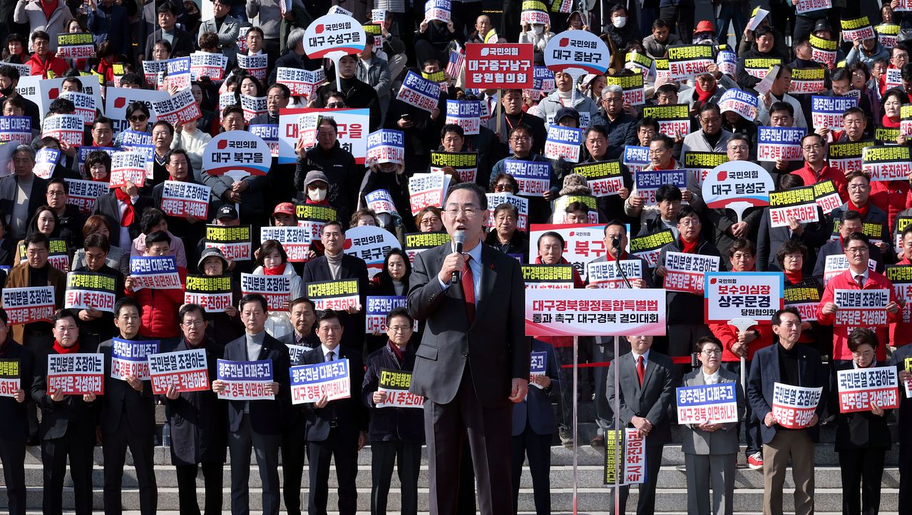 주호영 국민의힘 의원이 4일 오후 국회 본관 앞에서 열린 대구경북통합법 처리 촉구 규탄대회에 참석해 발언하고 있다. 김성룡 기자. 
