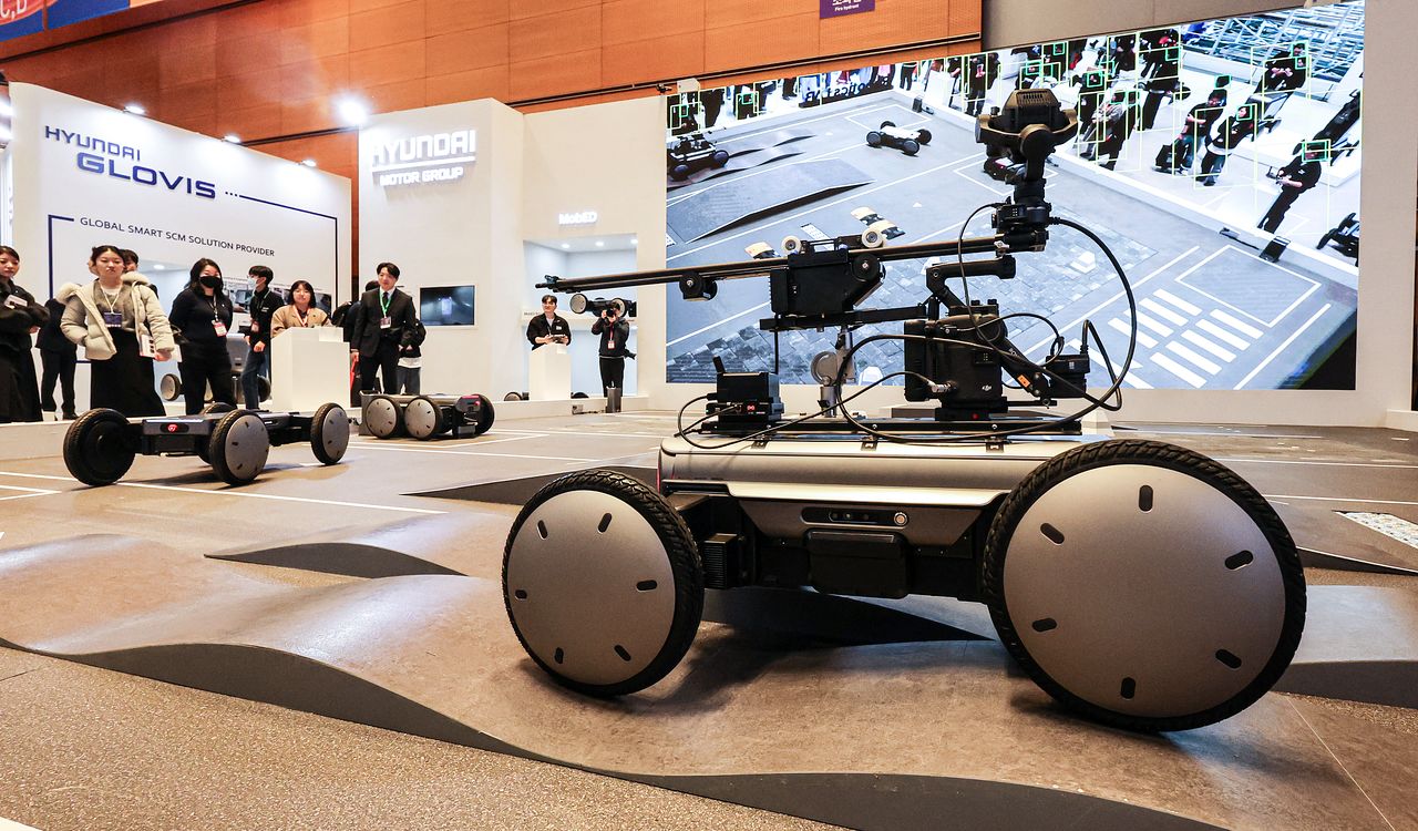 현대차 로보틱스랩의 모바일 로봇 플랫폼 ‘모베드’는 4개 바퀴로 험지에서도 흔들림없이 빠르게 달릴 수 있다. 김경록 기자