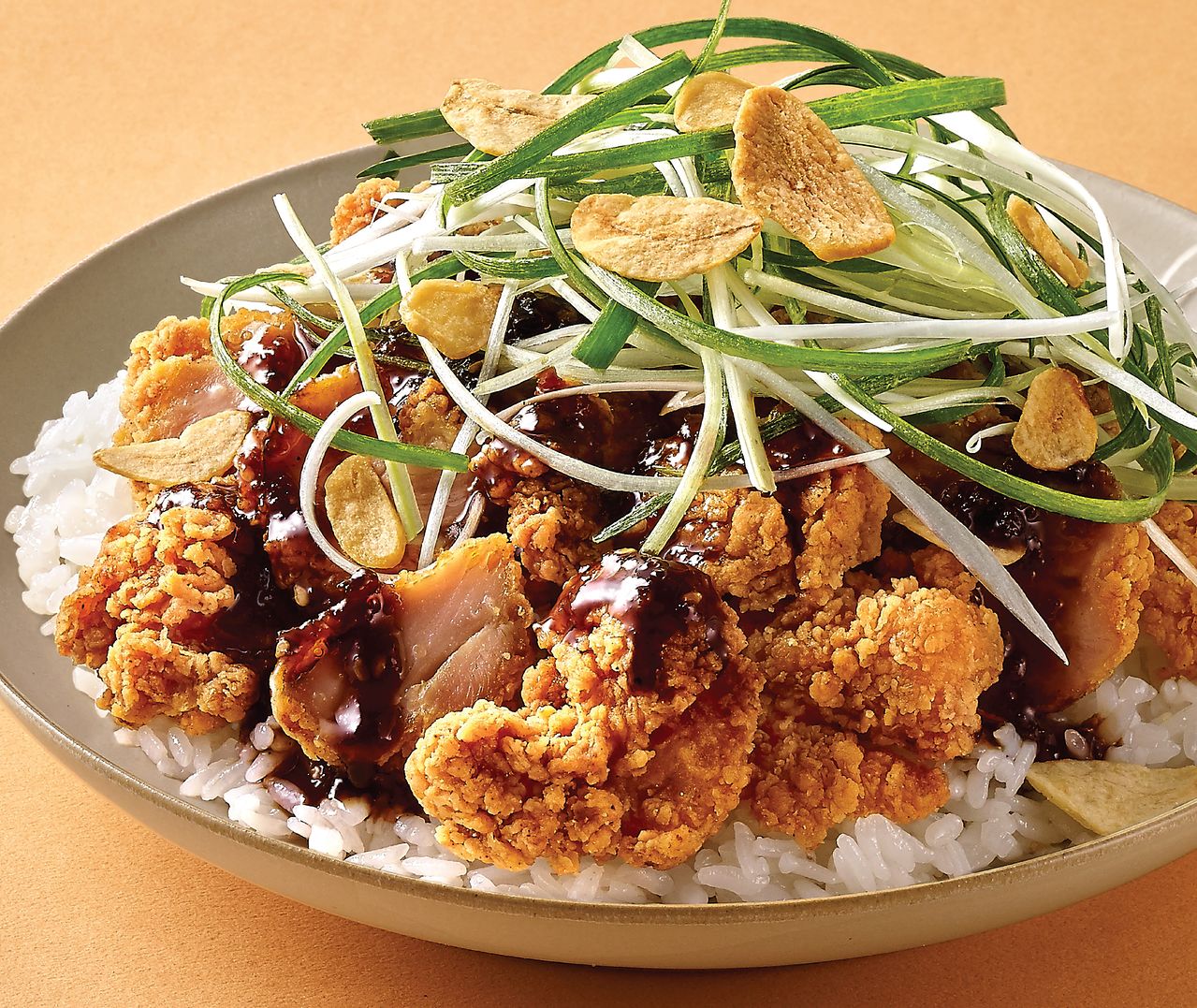 한솥도시락이 단짠 마늘간장 소스를 더한 덮밥 메뉴 ‘마늘간장 치밥’ 2종을 출시했다. 사진 한솥도시락