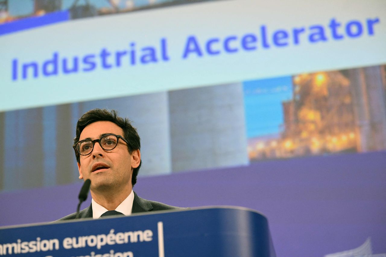 스테판 세주르네 EU 집행위원이 4일(현지시간) 벨기에 브뤼셀 유럽위원회 본부에서 산업가속화법안(IAA) 최종안을 발표하고 있다. AFP=연합뉴스