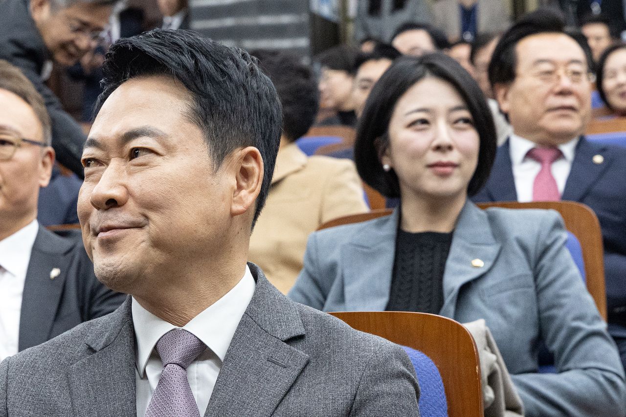 장동혁 국민의힘 대표(왼쪽)가 지난달 23일 국회에서 열린 의원총회에 참석해 있다. 장 대표의 뒤에 배현진 의원이 앉아있다. 뉴스1