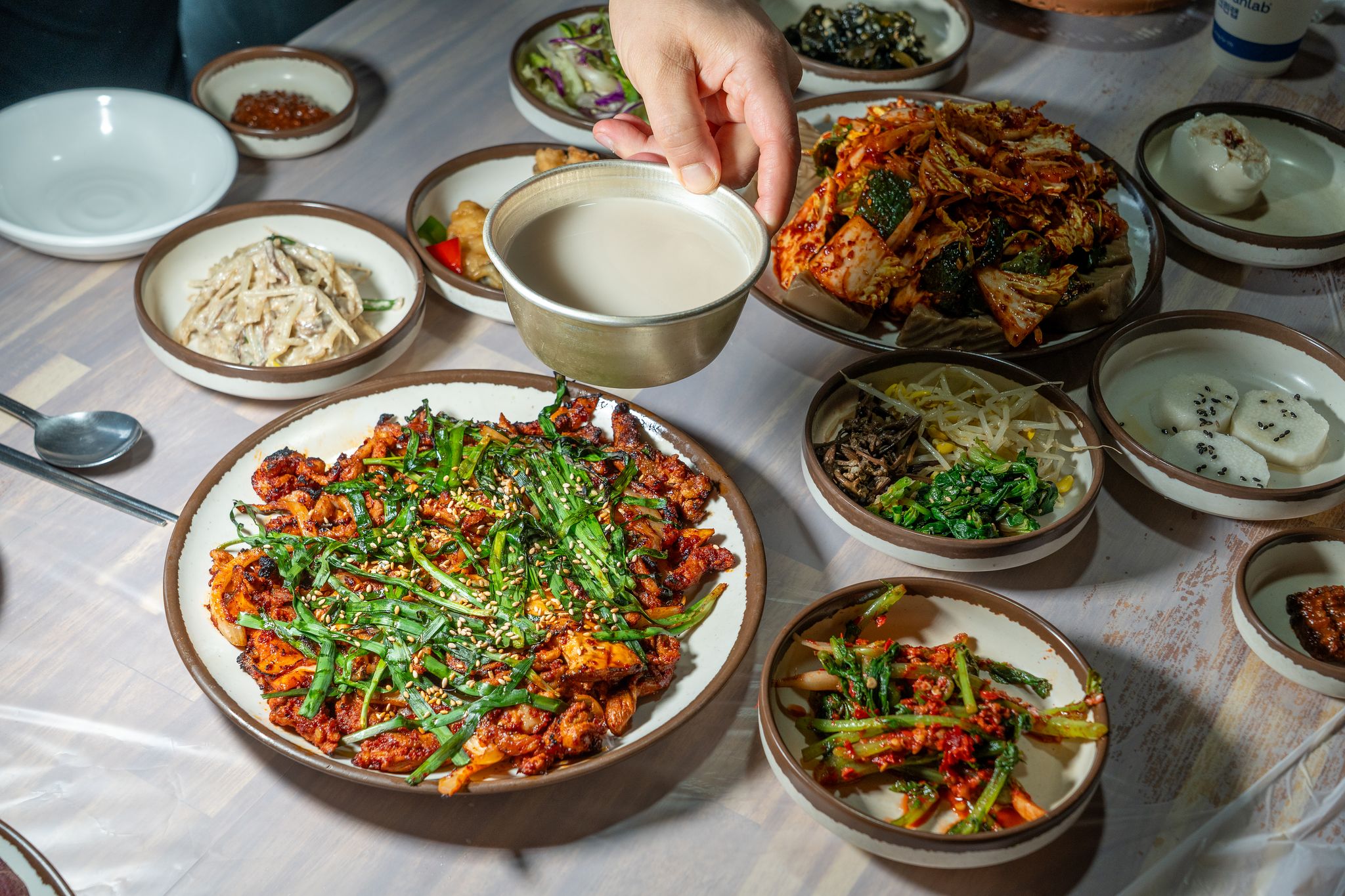 오리 숯불구이와 금정산성 막걸리. 산성마을을 상징하는 상차림이다. 백종현 기자