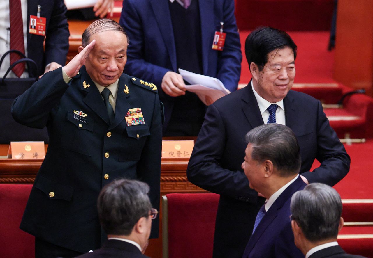 4일 중국 인민대회당에서 열린 전국정치협상회의 개막식이 끝나고 장성민 중앙군사위 부주석(왼쪽)이 시진핑 국가주석에게 거수경례를 하고 있다. 이날 정치국원 3명이 불참했다. [로이터=연합뉴스]
