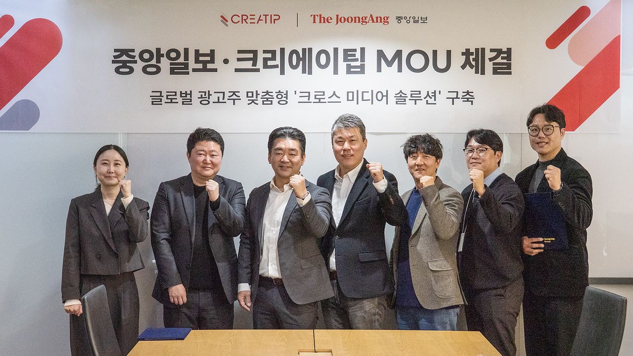 중앙일보와 크리에이팁이 글로벌 광고주 맞춤형 ‘크로스 미디어 솔루션’ 구축을 위한 업무협약을 5일 체결했다. 왼쪽부터 이유경 크리에이팁 퍼포먼스광고팀장, 하만준 크리에이팁 경영지원팀장, 강경록 크리에이팁 부대표, 박천우 중앙일보 비즈솔루션본부장, 김세진 중앙일보 마케팅솔루션국장, 진석 중앙일보 마케팅솔루션4팀장, 임성협 중앙일보 마케팅솔루션4팀 과장. 중앙포토