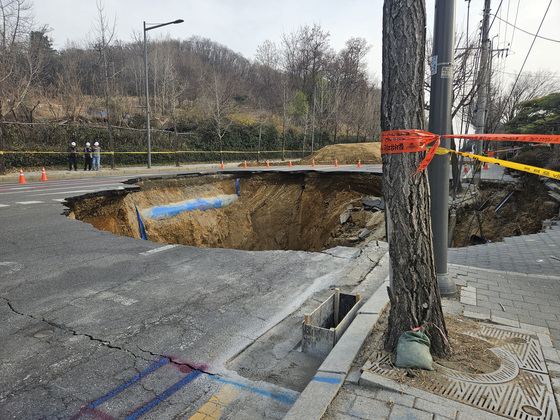 지난해 3월 26일 강동구 명일동 복구 작업 중인 싱크홀 현장. 이수민 기자