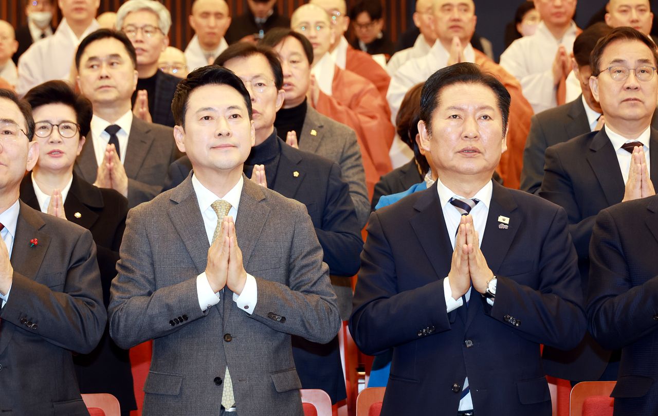 4일 열린 ‘2026 국회정각회 신춘법회’에 나란히 참석한 정청래 더불어민주당 대표(오른쪽)와 장동혁 국민의힘 대표가 합장하고 있다. 김성룡 기자