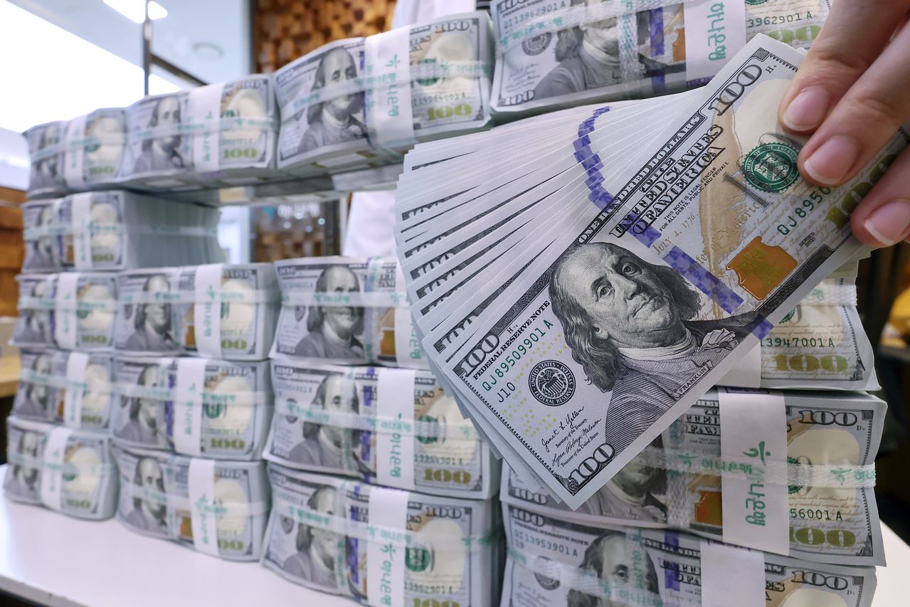 서울 중구 하나은행 위변조대응센터에서 직원이 100달러 지폐를 살펴보고 있다. 뉴스1