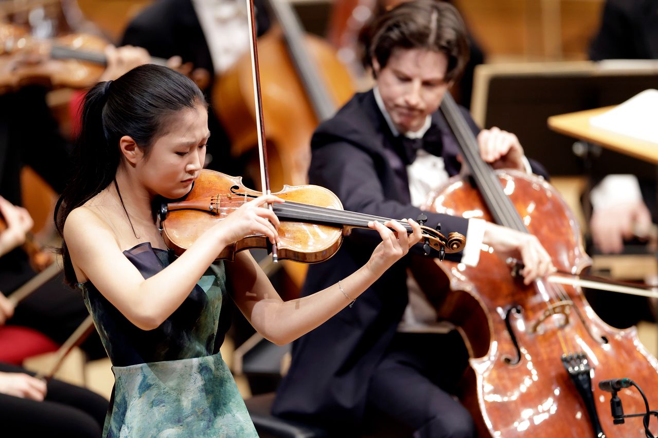 지난달 27일 독일 쾰른 필하모니에서 쾰른 방송 교향악단, 첼리스트 다니엘 뮐러 쇼트와 함께 연주한 18세 바이올리니스트 김서현. 사진 토마스 빌/WDR