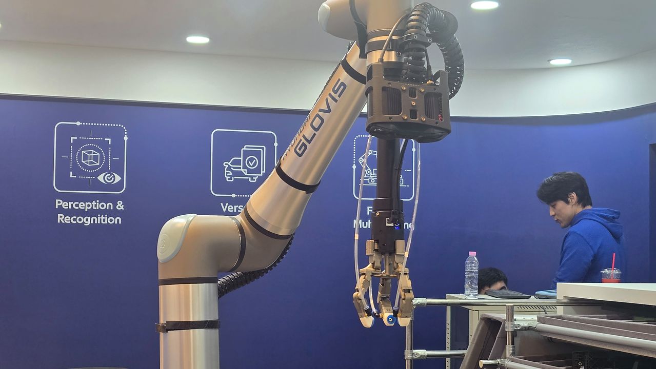 물건을 집어 들고 흡착도 가능한 현대글로비스의 ‘하이브리드 그리퍼’. 이수정 기자