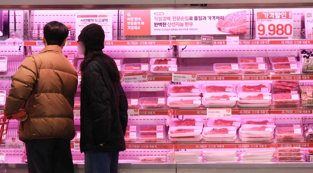 서울 시내 대형마트에서 쇼핑객이 축산물 코너를 살펴보고 있다. 연합뉴스