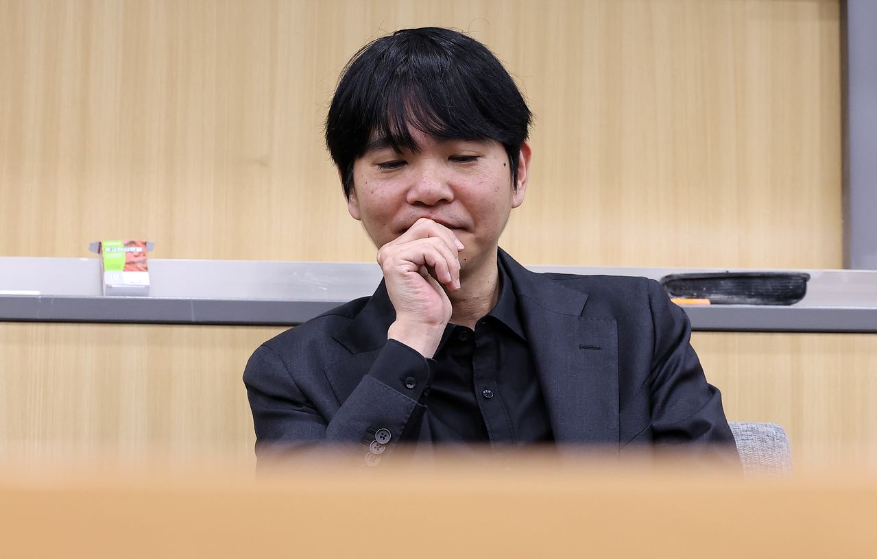 프로바둑기사 이세돌 9단이 5일 서울 관악구 서울대학교에서 열린 '알파고에서 알파폴드까지 : 이세돌?알파고 대국 10주년 기념 특별대담'에서 생각에 잠겨 있다.  한편 이세돌 9단은 오는 9일 지난 2016년 알파고와의 대국 이후 10년이 지난 시점에서 당시 대국이 열렸던 곳과 동일한 포시즌스 호텔 아라홀에서 인공지능(AI)와 바둑 대국을 펼친다. 뉴스1