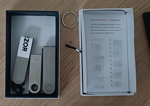 국세청이 지난달 26일 고액체납자 추적 특별기동반 성과 보도자료에 첨부한 체납자로부터 압류한 콜드 월렛과 니모닉 코드 추정 문구. 사진 국세청 보도자료 캡처