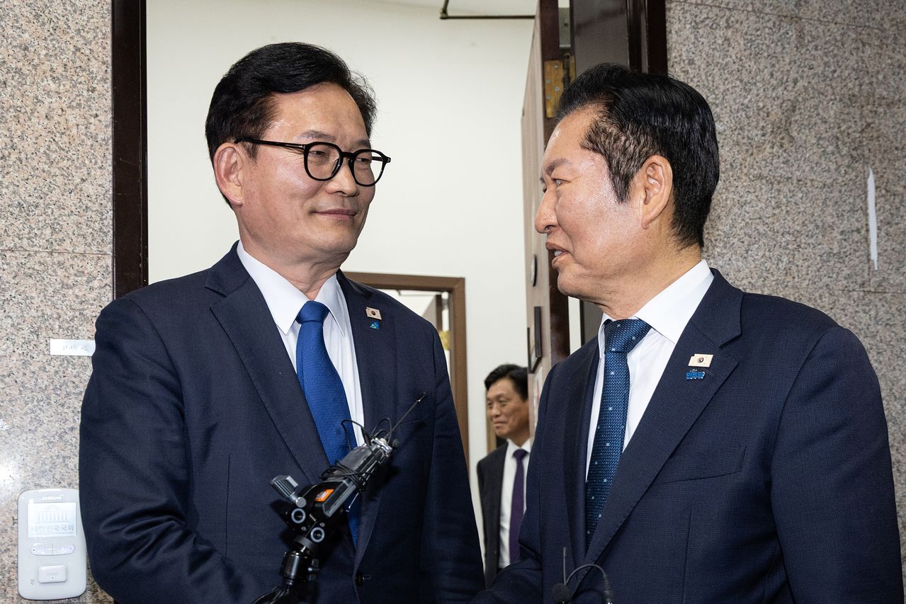 정청래 더불어민주당 대표가 5일 서울 여의도 국회에서 송영길 전 대표와 면담을 마치고 배웅하고 있다. 뉴스1