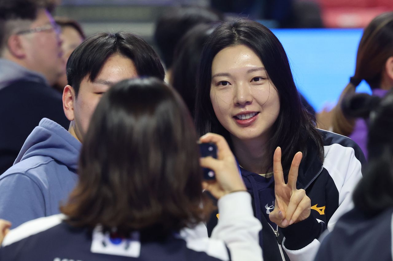 팬과 사진 촬영하는 양효진(오른쪽). 뛰어난 실력은 물론 스타성까지 갖춘 선수다. [뉴시스]