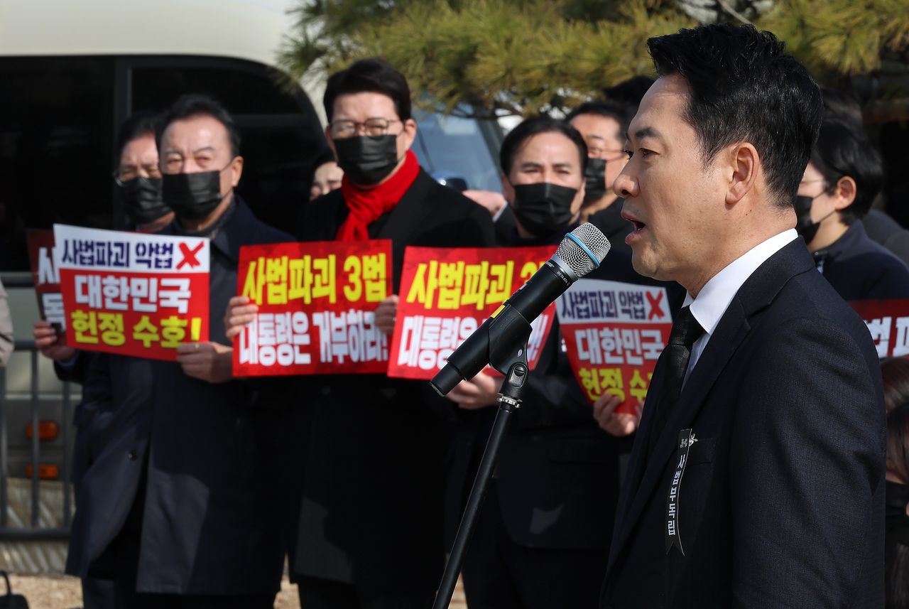장동혁 국민의힘 장동혁 대표가 5일 청와대 사랑채 앞에서 열린 현장 의원총회에서 발언하고 있다. 연합뉴스