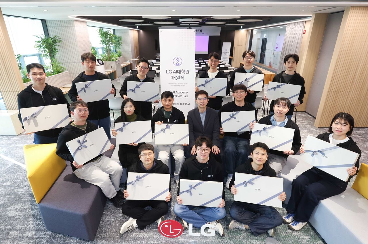 4일 ‘LG AI대학원’ 개원식에 참석한 이홍락 LG AI대학원장과 학생들. [사진 LG]