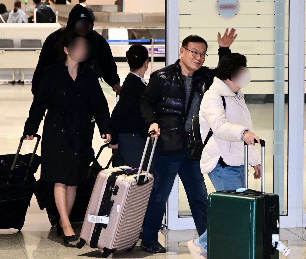 중동 사태 여파로 두바이 공항 운항 차질이 이어지면서 현지에 체류하던 한국인 관광객들이 5일 인천국제공항으로 귀국하고 있다. 뉴스1