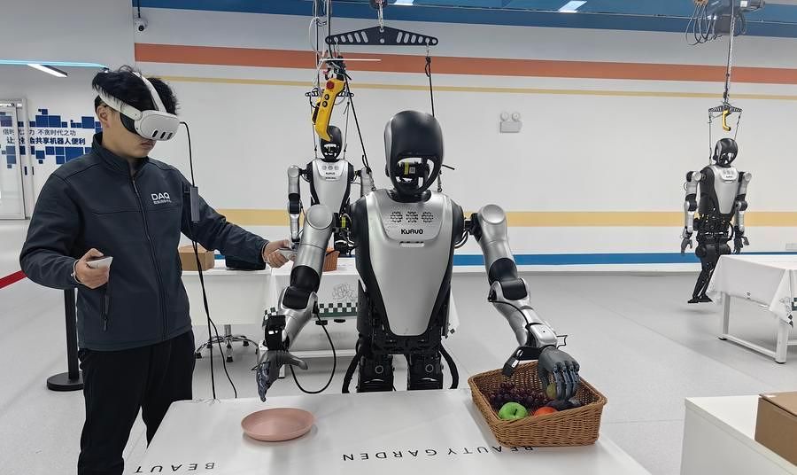 1월 22일 산둥(山東)성 지난(濟南)시 즈촹(智創) 공간 인큐베이터 단지 내 휴머노이드 로봇 데이터 훈련 센터에서 직원들이 로봇을 훈련시키고 있다. 신화통신