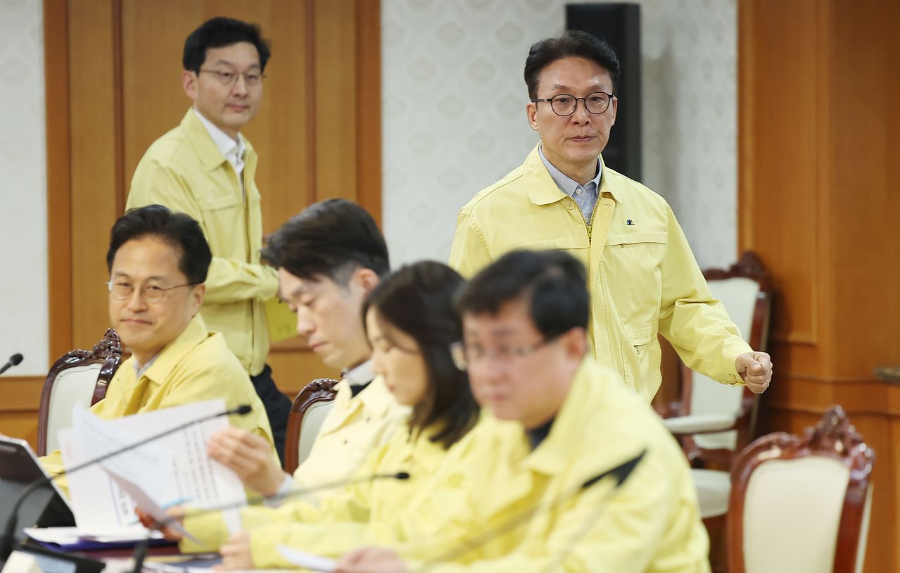 김민석 국무총리와 윤창렬 국무조정실장이 지난 2일 서울 종로구 정부서울청사 대회의실에서 열린 '중동 상황점검 관련 긴급 관계부처회의'에 참석하고 있다. 연합뉴스