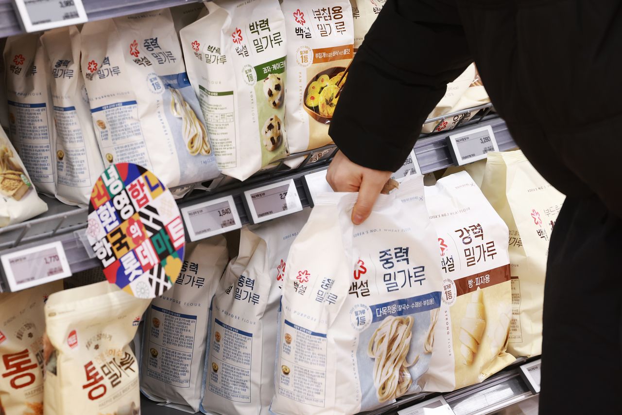 서울 한 대형마트 밀가루 판매대 모습. 연합뉴스 