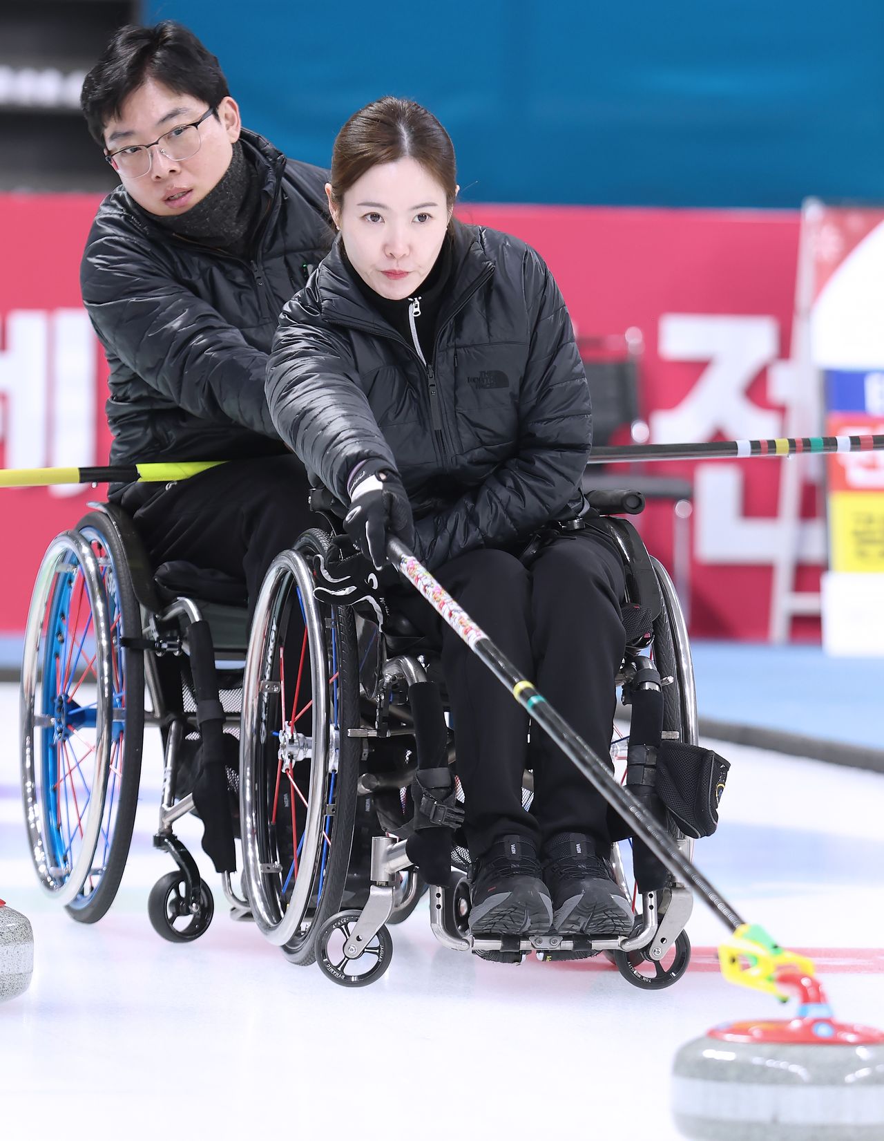 밀라노·코르티나담페초 동계패럴림픽에서 나란히 메달에 도전하는 ‘컬링 부부’ 남봉광(왼쪽)-백혜진. 남편 남봉광은 4인조, 아내 백혜진은 2인조 경기에 나선다. [사진 대한장애인체육회]