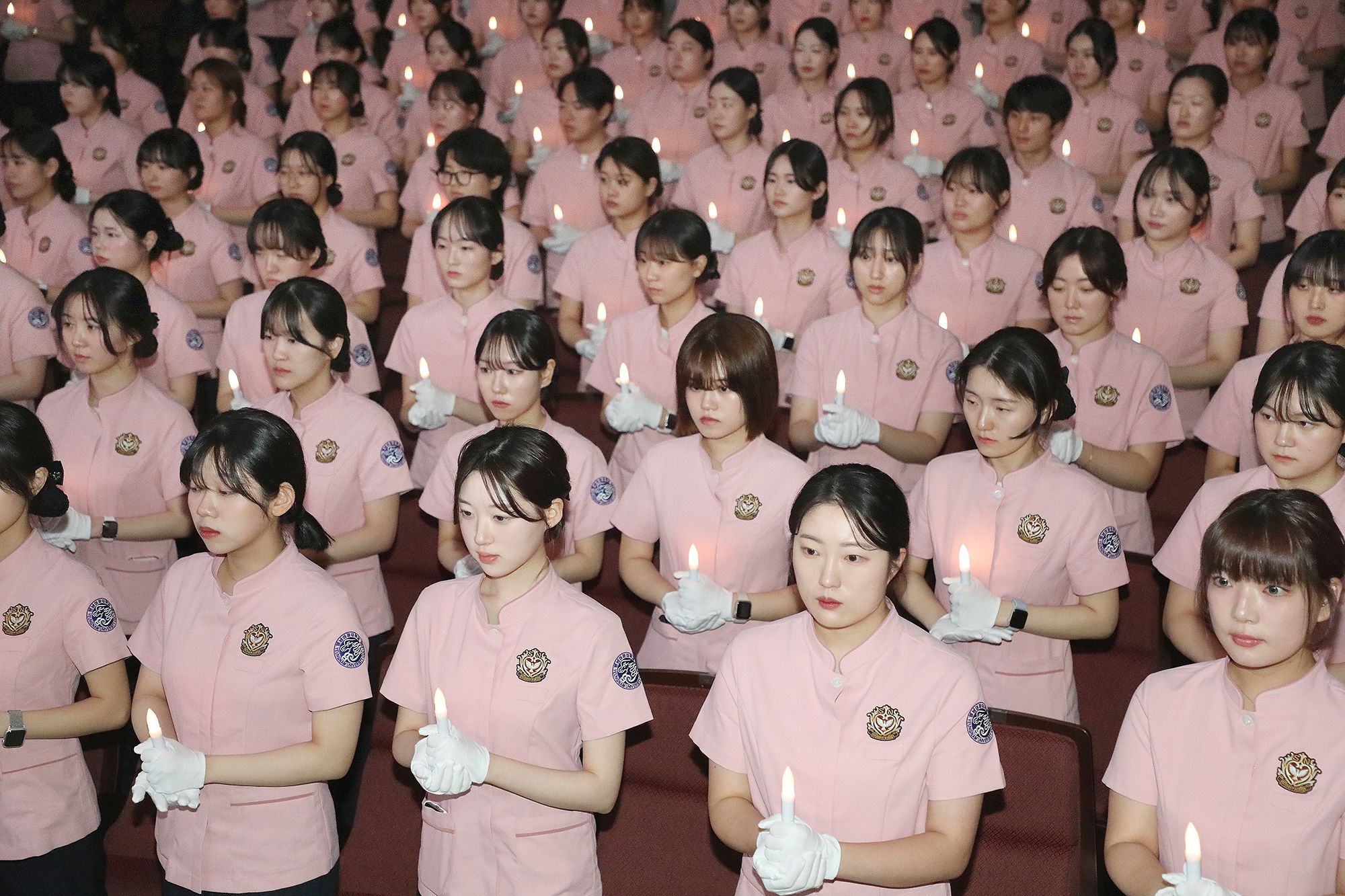 간호학과 학생들이 나이팅게일 선서를 하고 있다