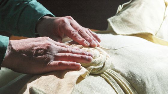  공정거래위원회가 유가족을 알선한 장례지도사들에게 리베이트를 제공한 혐의로 양주시의 한 장례식장을 제재했다. 사진은 한 상조회사에서 실승생에게 염습하는 법을 교육하고 있는 모습으로 해당 기사와 관련 없음. 강정현 기자