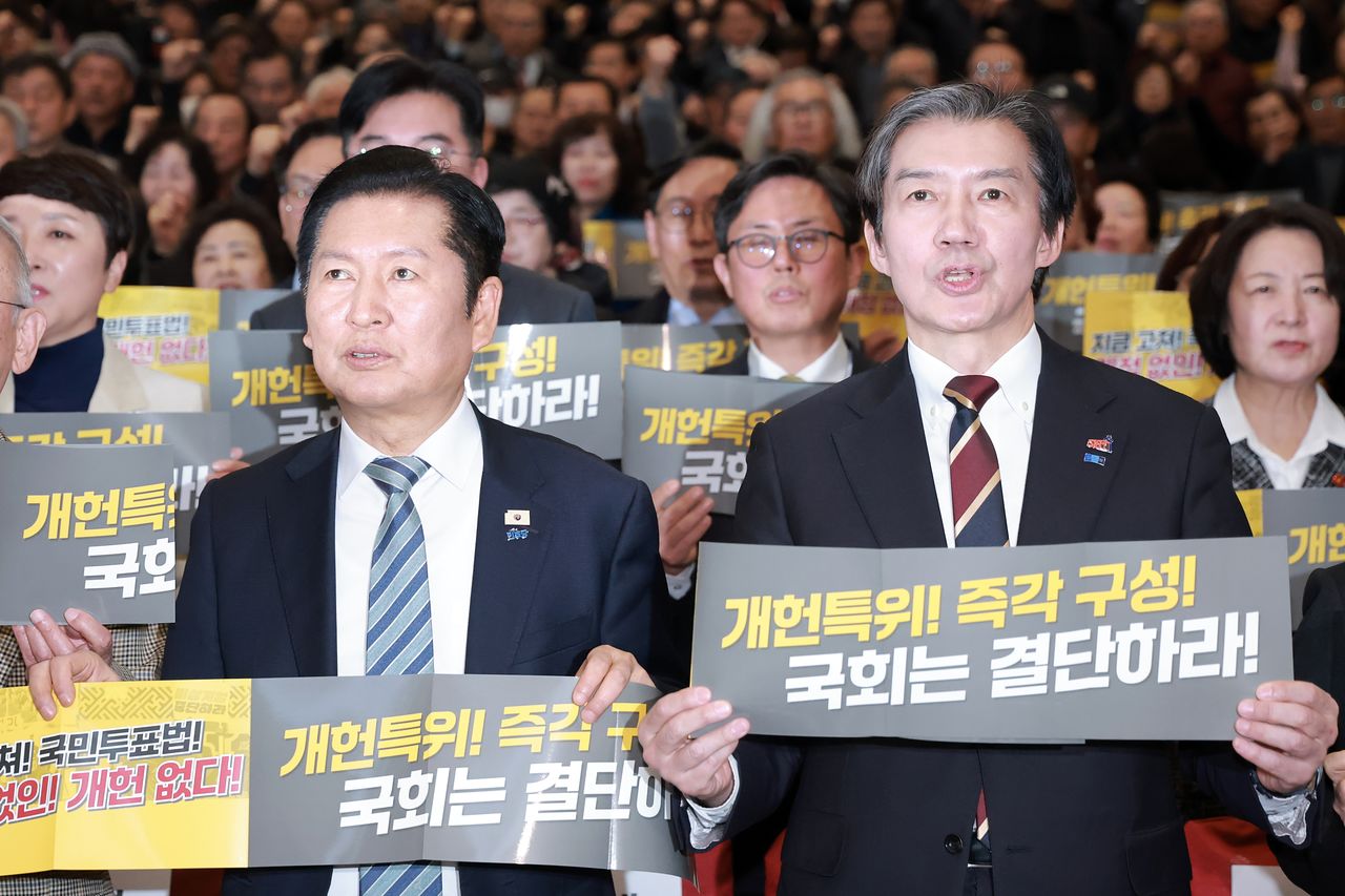 더불어민주당 정청래 대표와 조국혁신당 조국 대표가 지난달 25일 국회의원회관에서 5·18정신헌법전문수록개헌국민추진위원회와 민주당 민형배 의원실이 연 5·18정신 헌법전문수록 촉구 결의대회에 참석해 구호를 외치고 있다. 연합뉴스