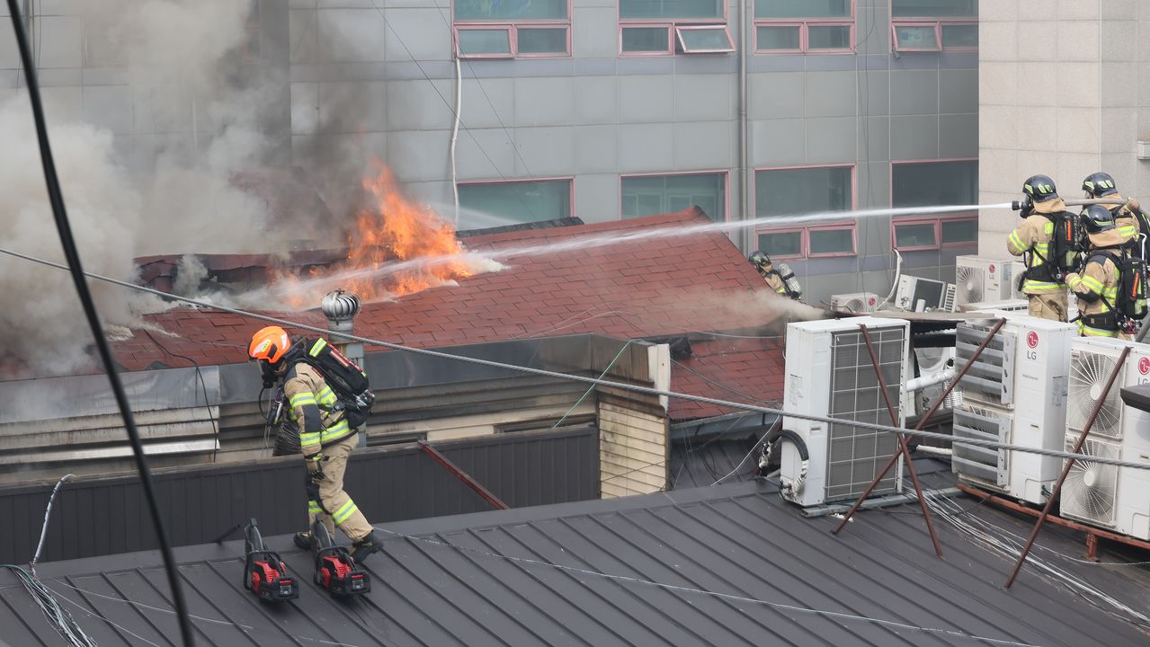 5일 오후 서울 종로구 봉익동 건물에서 화재가 발생해 소방대원들이 화재를 진압하고 있다. 이번 화재로 20여명 대피했다. 뉴스1