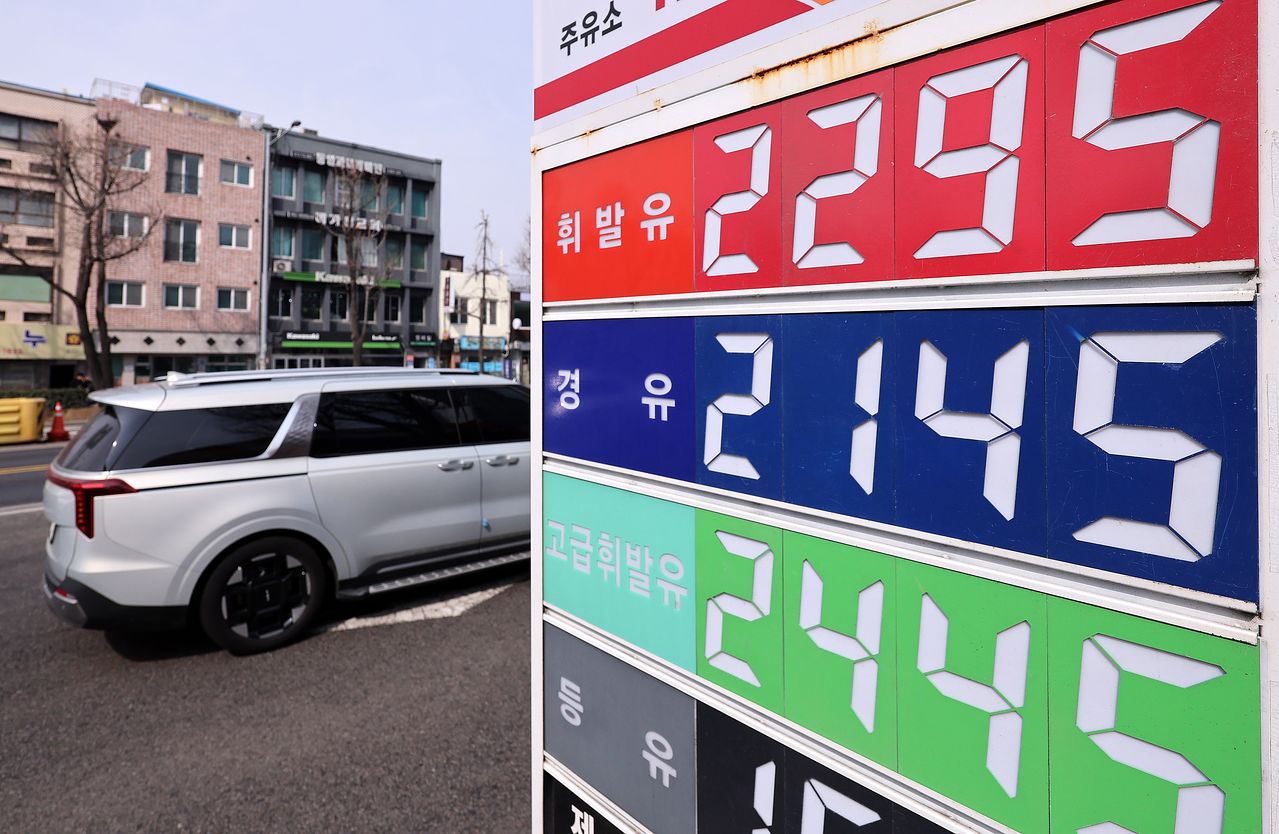 5일 서울의 한 주유소에 유류 가격이 표시돼 있다. 중동 상황에 따른 국제유가 변동성이 높아진 가운데 국내 주유소 휘발유·경유 전국 평균 가격이 나란히 리터(L)당 1800원을 돌파했다. 뉴스1