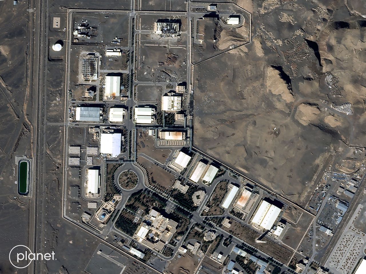 지난 1일 이란 중부 이스파한 주 나탄즈 인근 나탄즈 핵시설이 미국과 이스라엘의 공습으로 파손된 모습이 위성사진에 포착됐다. AFP=연합뉴스