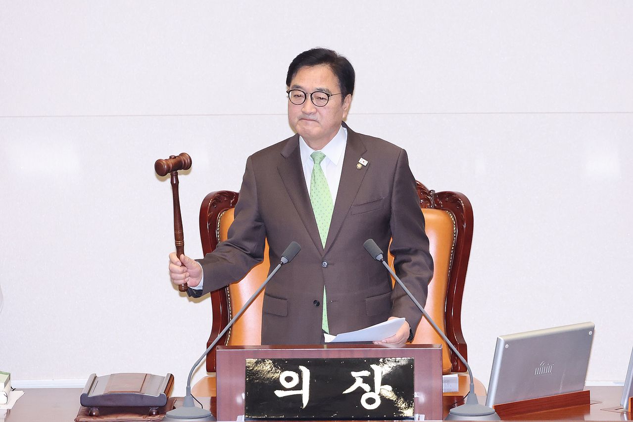 우원식 국회의장이 지난 1일 서울 여의도 국회에서 열린 제432회 국회(임시회) 제8차 본회의에서 국민투표법 전부개정법률안(대안) 수정안이 가결되자 의사봉을 두드리고 있다. 뉴스1