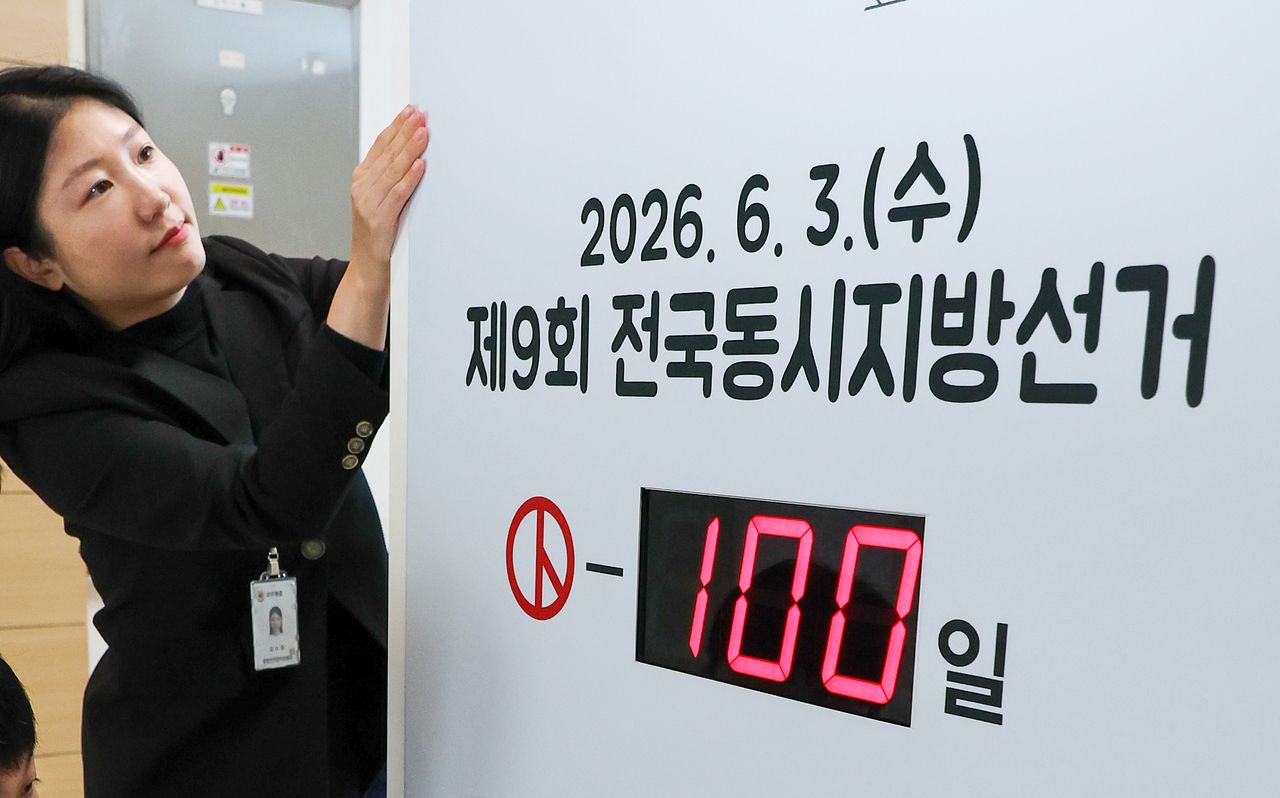 제9회 전국동시지방선거를 100일 앞둔 지난달 23일 종로구 서울특별시선거관리위원회에서 직원들이 관련 게시물을 부착하고 있다.   전국 시·도지사, 군수, 구청장, 구·시의원, 교육감 등을 뽑는 이번 선거는 오는 6월 3일(사전투표 5월 29~30일) 열린다. 뉴스1