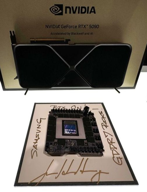 젠슨 황 엔비디아 최고경영자(CEO)가 연례 개발자 콘퍼런스 GTC 2025에서 삼성전자 부스를 찾아 사인한 그래픽 메모리 GDDR7. 연합뉴스